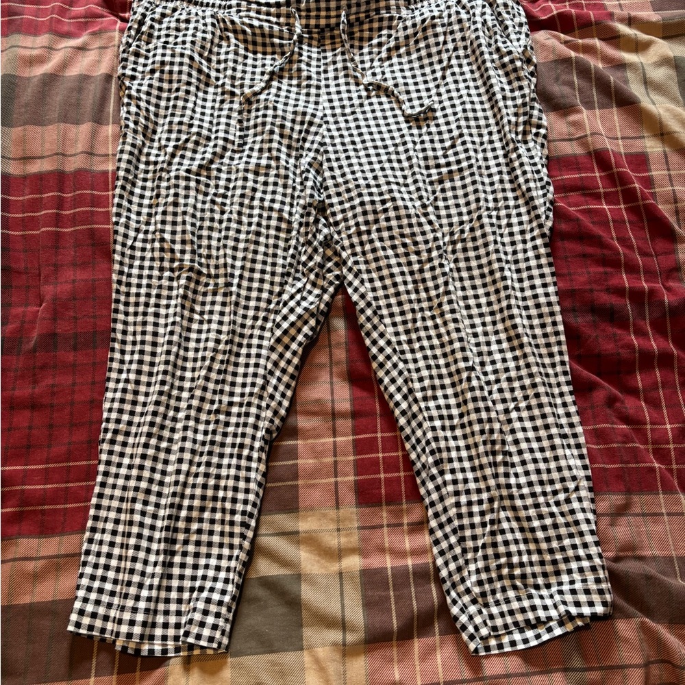 Torrid Womens Plaid Capris size 2 black and white